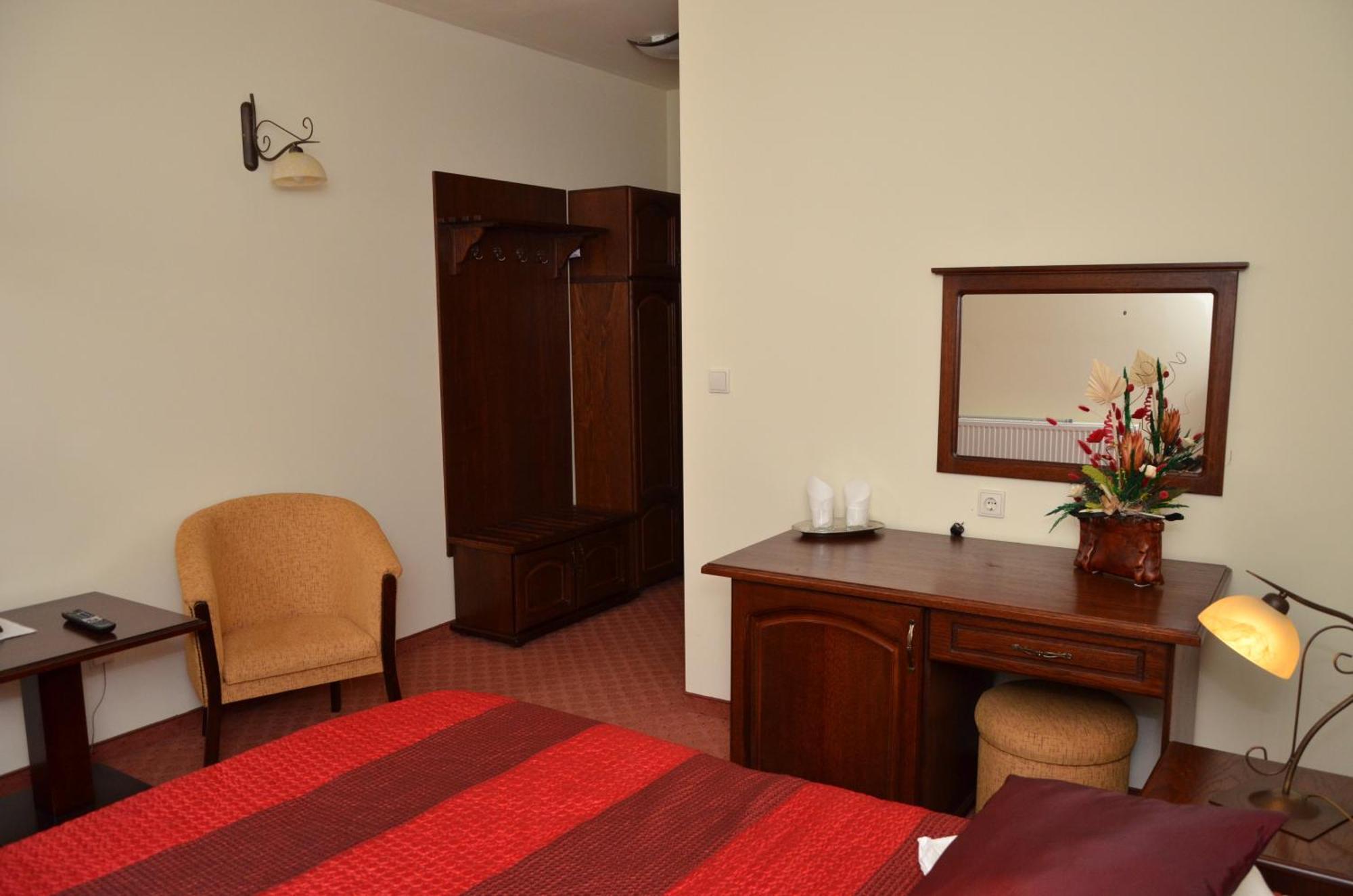Hotel Restaurant La Conac Botiz Ngoại thất bức ảnh