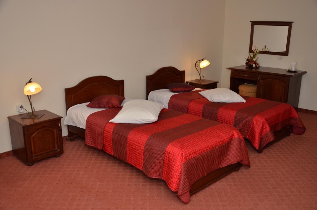 Hotel Restaurant La Conac Botiz Phòng bức ảnh
