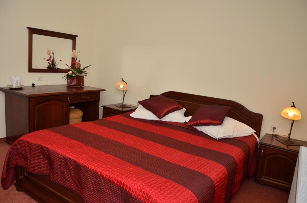 Hotel Restaurant La Conac Botiz Ngoại thất bức ảnh