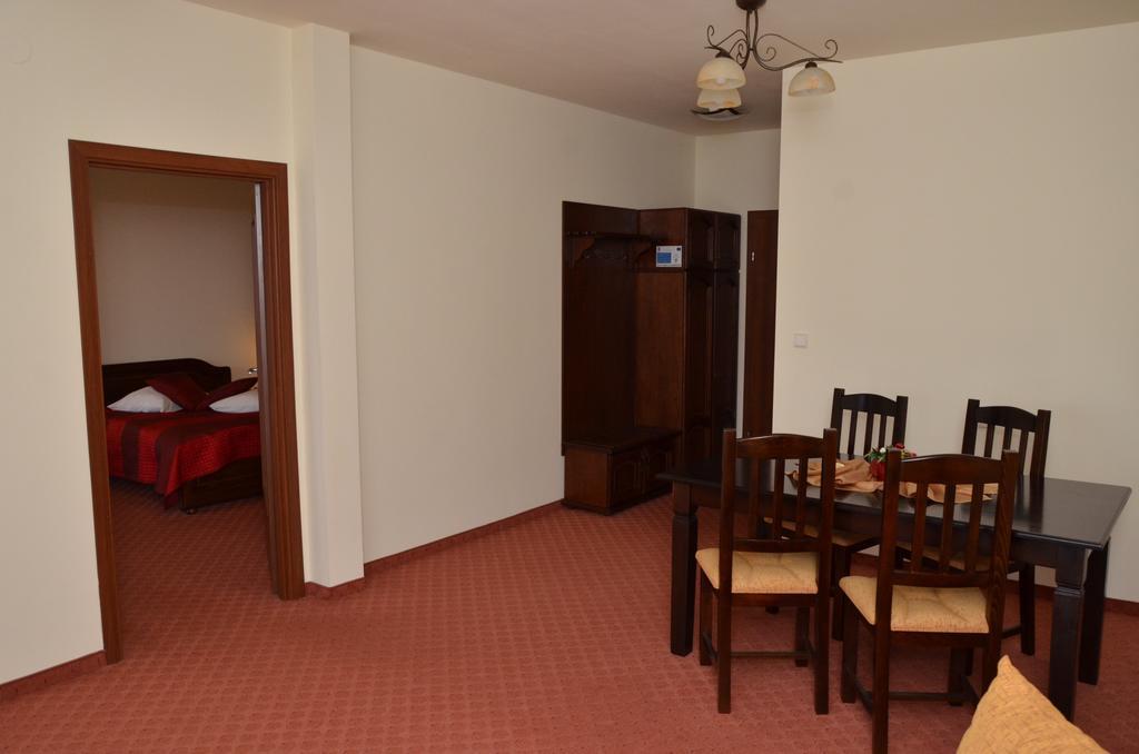 Hotel Restaurant La Conac Botiz Phòng bức ảnh