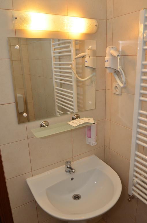 Hotel Restaurant La Conac Botiz Ngoại thất bức ảnh