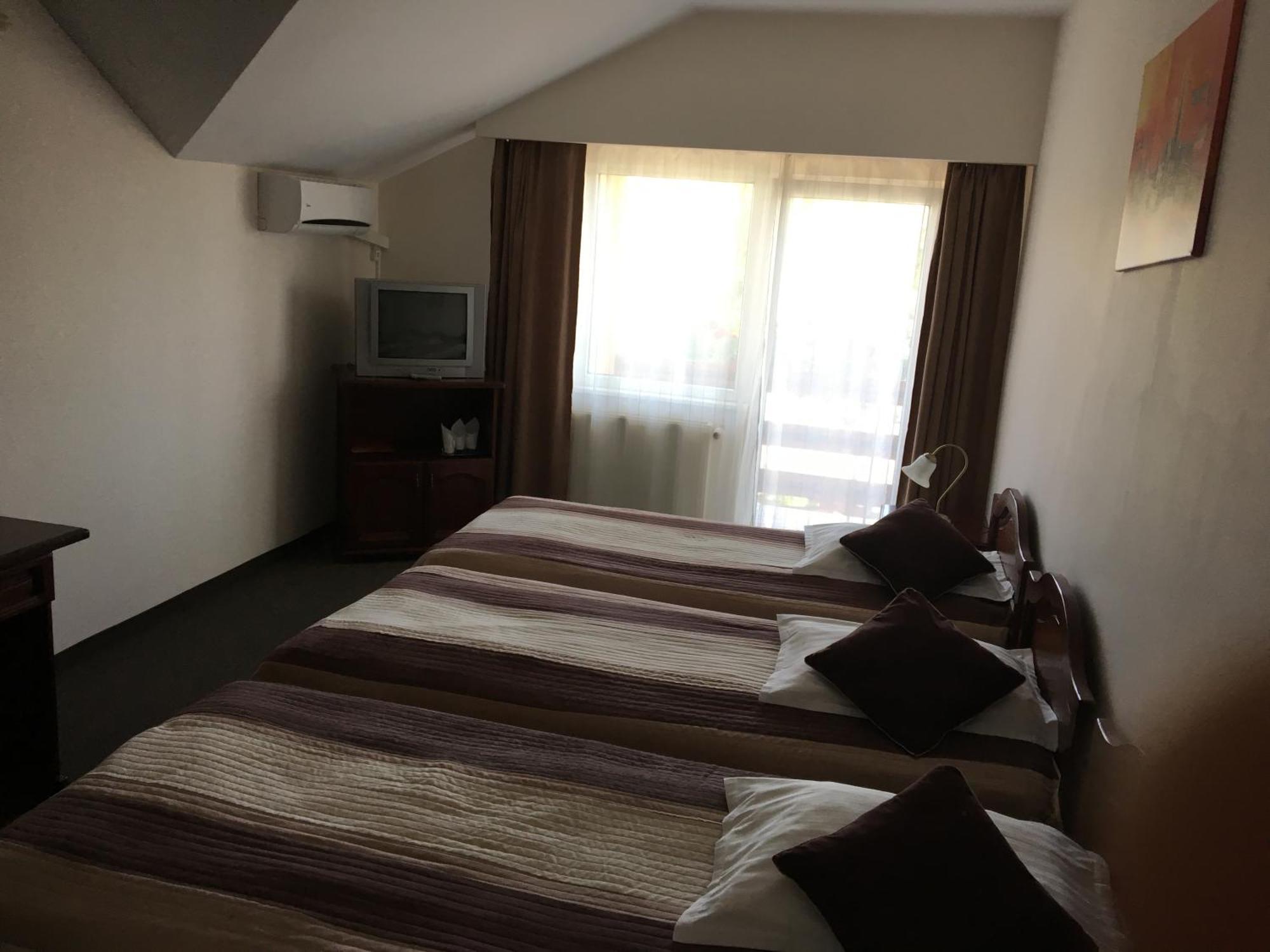 Hotel Restaurant La Conac Botiz Ngoại thất bức ảnh