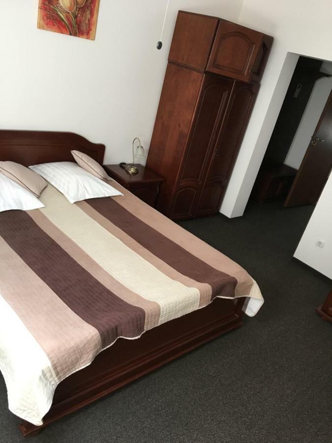 Hotel Restaurant La Conac Botiz Ngoại thất bức ảnh
